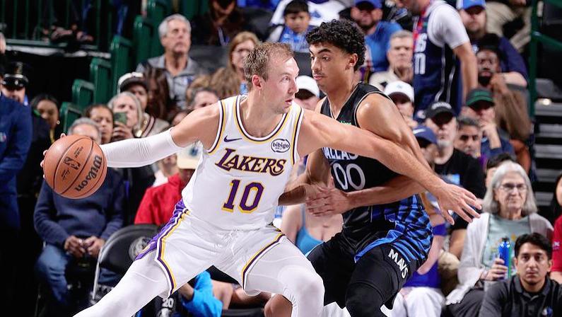 肯纳德被逼成湖人“大腿”，生涯首三双，原来他不止是射手！