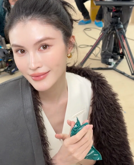 何穗近距离怼脸拍，生完孩子后的状态真好！