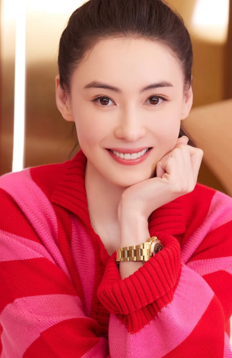 张柏芝发了个视频
分享自己住酒店的经历，她估计是出去玩，住酒店很注意卫生，爱干净