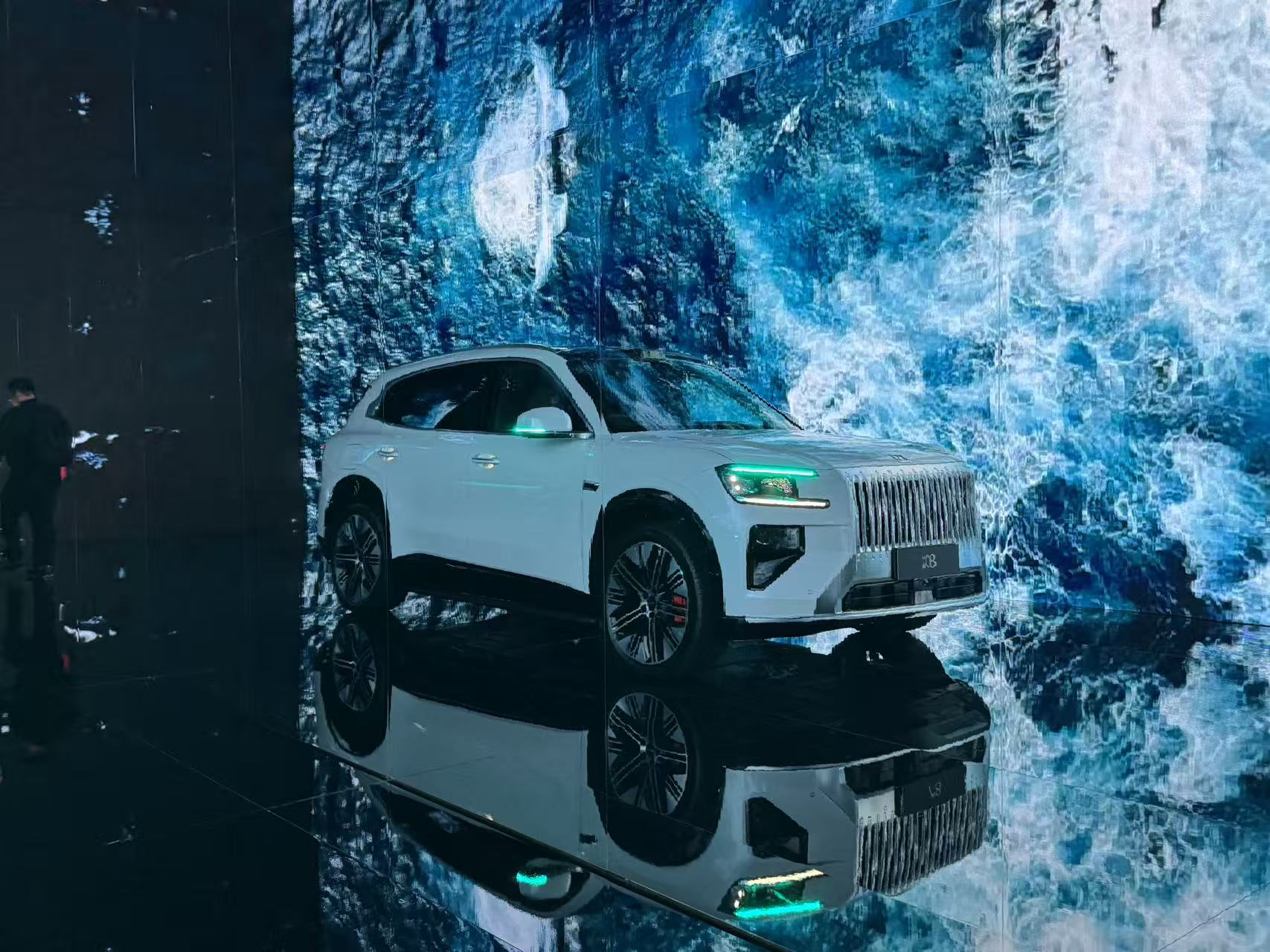 极氪8X起售价37.68万起，虽说极氪在豪华感营造方面确实做得比较好，但这个售价