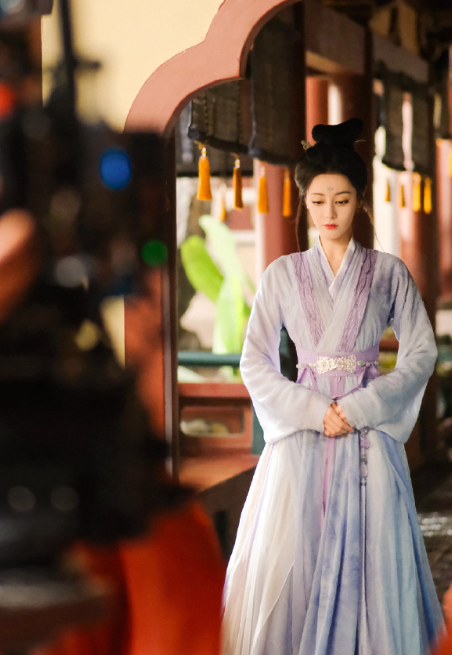 我是隐匿于这世界上，偷偷喜欢你的小鬼