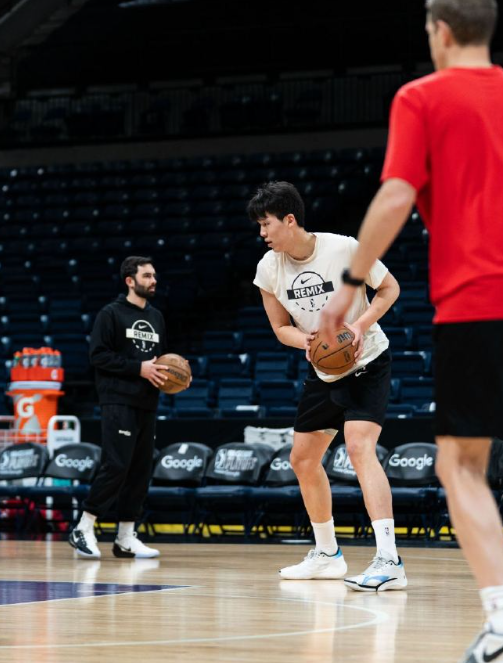 杨瀚森本赛季双线硬仗都顶住了

发展联盟自不必说了，常规赛带队9胜5负，最后一场