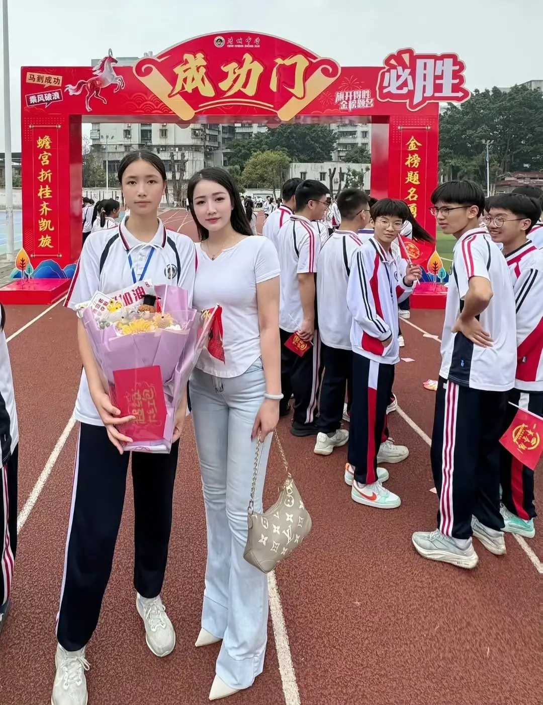 这是我见过最年轻的妈妈，没有之一！ ​​​