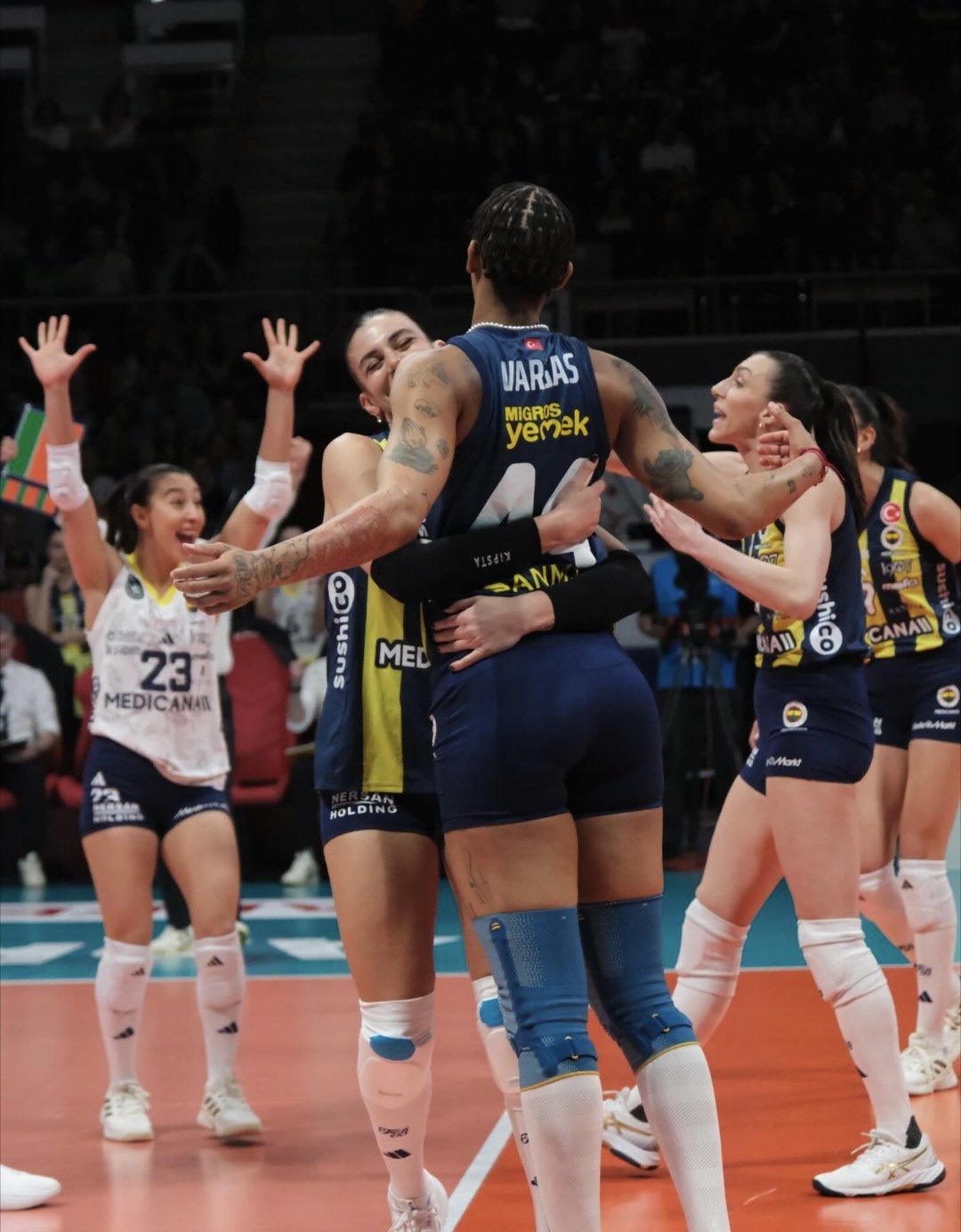 3-0！费内巴切女排扣球狂虐泽仁体育16分！