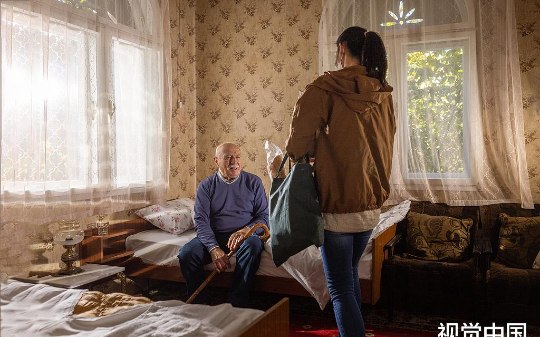 所有人都躲着上访十年的老农，只有作为新人的我接待他，三天后，省纪委急速找到我