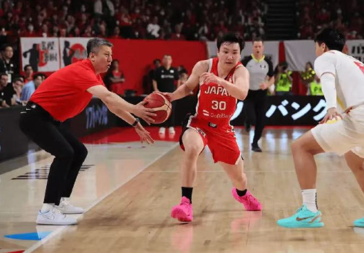 2026年2月26日，中国男篮客场87-80逆转日本男篮拿下世预赛首胜后，主帅郭