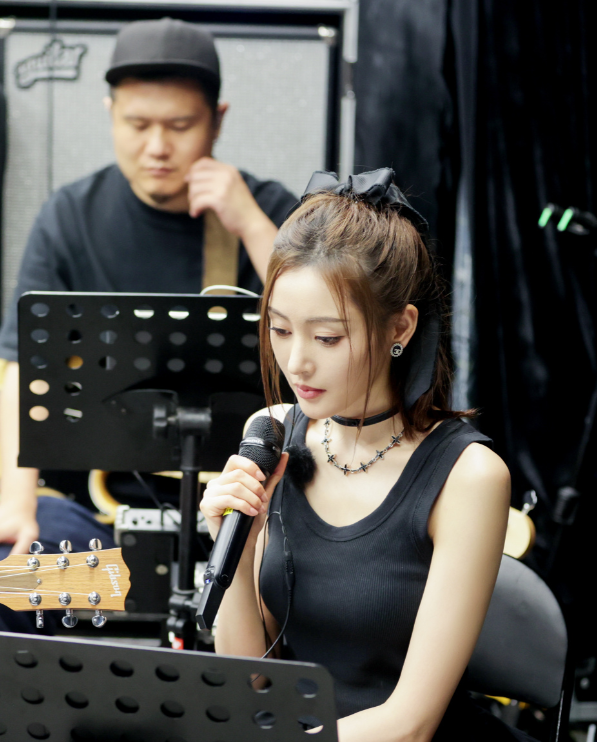 海风徐徐编织率性色彩
光影投射，点缀飞扬裙摆