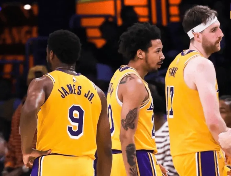 NBA常规赛，湖人87-123不敌雷霆

此役失利后，湖人遭遇三连败，常规赛战绩