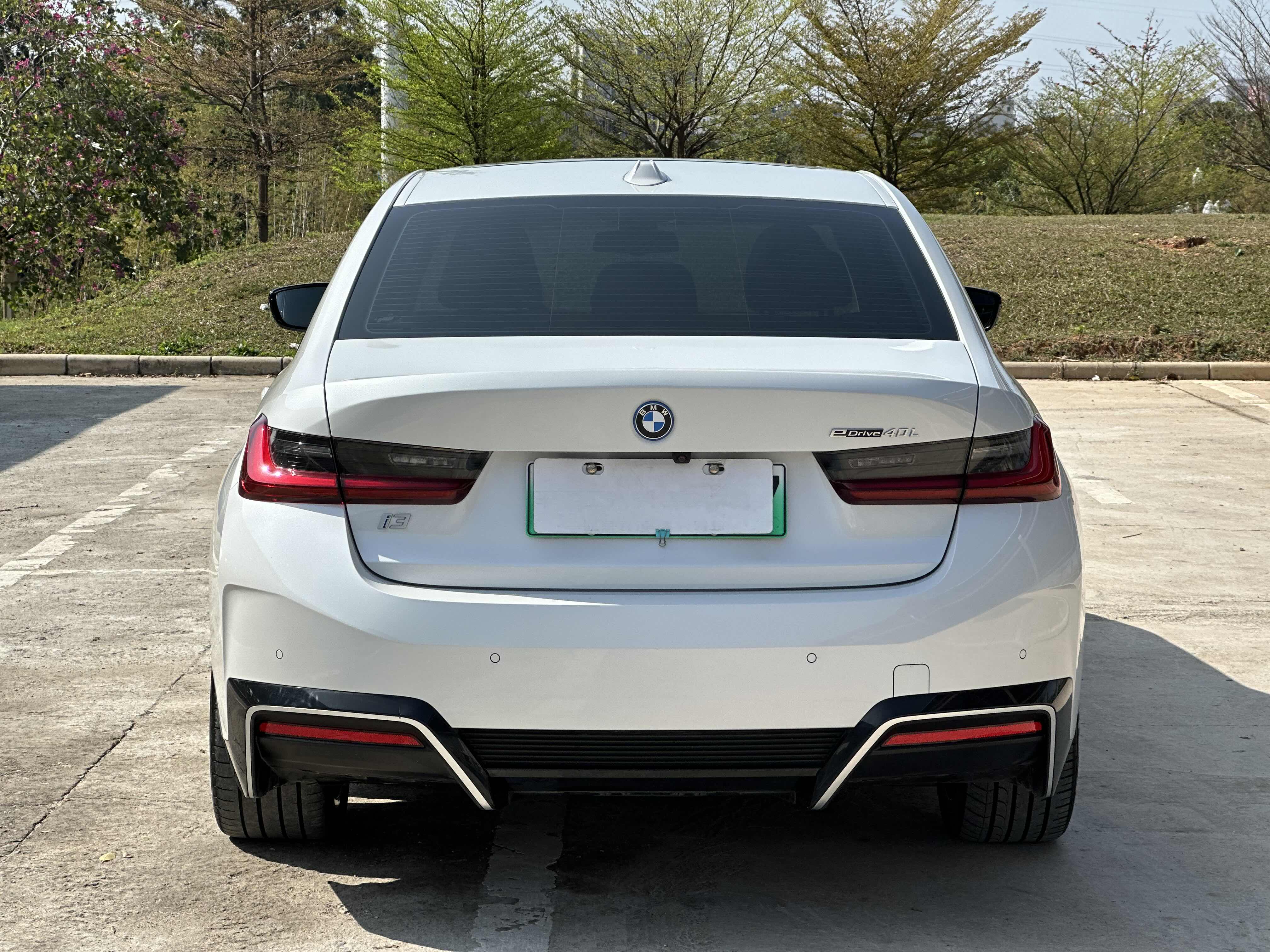 朋友们，今天聊聊我这台开了3万公里的宝马i3 eDrive40L运动曜夜套装。白