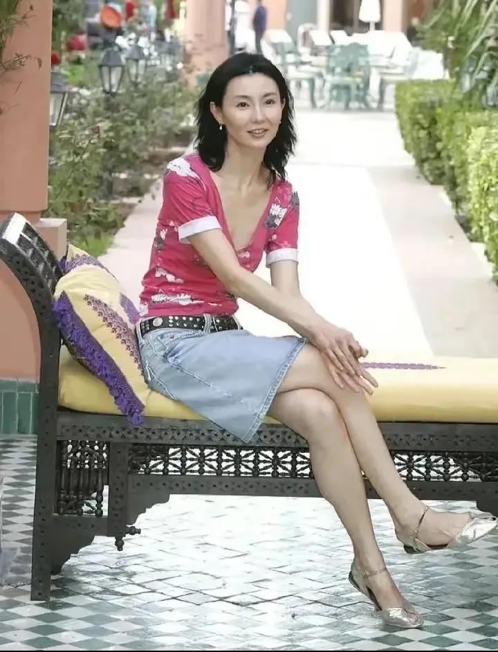 张曼玉的美，还是那么自然、清澈。 即便是上了年纪，也没有影响她的魅力。