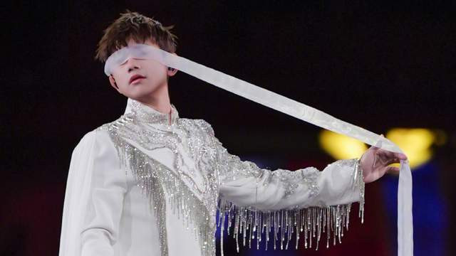 张杰翻牌网友神评：演唱会磁场有多正？乳腺通了，气也顺了！