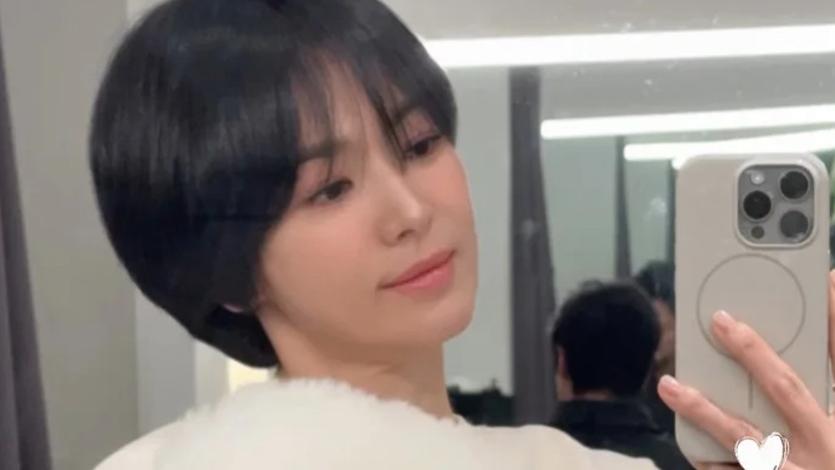 宋慧乔抱爱犬拍新照，白衣淡妆好温柔，头发长长了一些