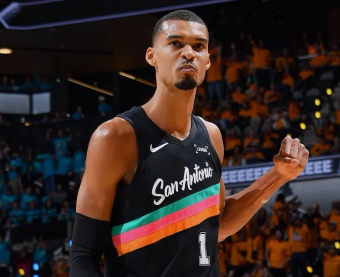 文班这进攻能力有的练，手感不好就要专注防守。老是每次一落后就着急想赶紧追分，着急