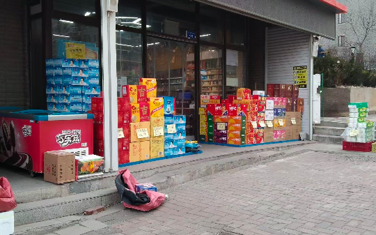 我在国道边上开超市，房东见我生意太好租金直接涨一倍：五天内要么交钱要么滚蛋