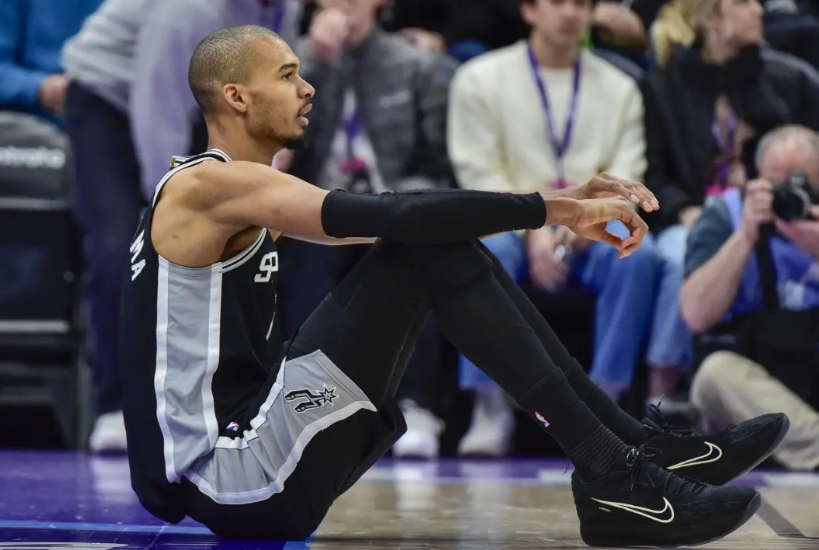 文班的表现，好像对球队有意见一样，故意在闹脾气，莫非是听说索汉要走？

今天马刺