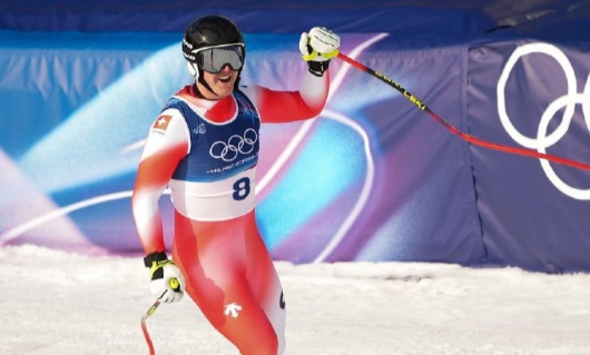 米兰冬奥会首金得主是瑞士选手弗兰约·冯·阿尔曼，他在高山滑雪男子滑降项目中以1分