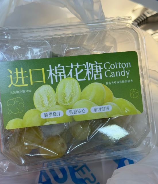 这个葡萄没买过，但看起来品种特别像农村葡萄藤上自然熟那种，由绿变成绿黄，碰一下就