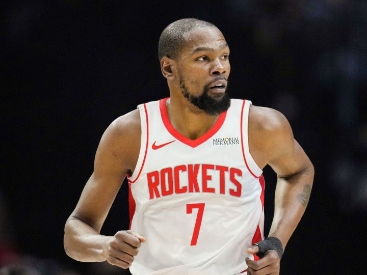 上赛季火箭队有所谓的火箭七子，分别是申京、杰伦·格林、小史密斯、伊森、阿门·汤普