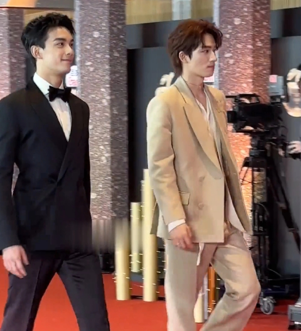 吴磊和王星越走红毯
两个小孩哥个头一般高，但吴磊这腰背挺的笔直笔直的，瞅他这精气