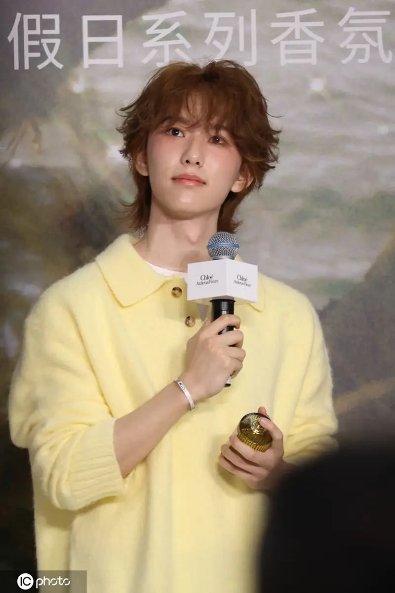 马柏全出席Chloé上海活动 卷毛腮红妆软萌治愈