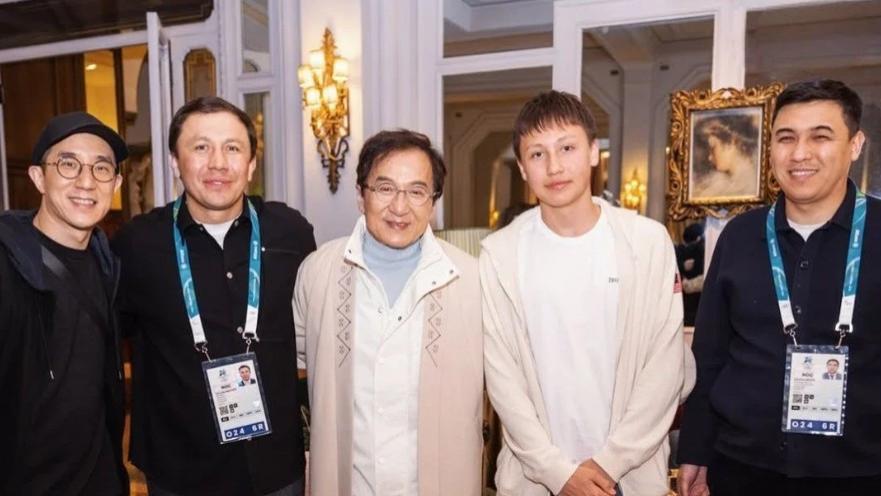 43岁房祖名现状曝光：陪成龙到国外看冬奥会，手戴婚戒疑似已结婚