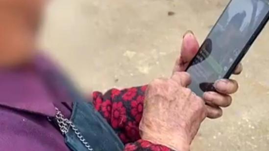 老年王者级诈骗：六旬老太装 20 岁少女，骗走小伙 20 万