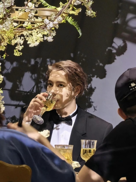 哇塞哇塞王嘉尔是奚梦瑶何猷君婚礼伴郎诶伴郎的照片能超前点映吗求求了