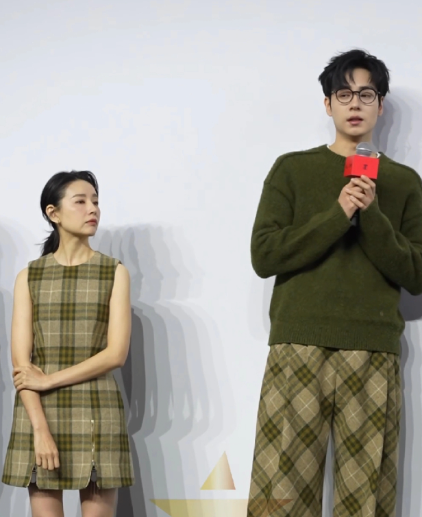 董洁看起来好弱小无助
这算是最萌身高差吗？其实，董洁抬头一脸困惑的看着胡一天的画