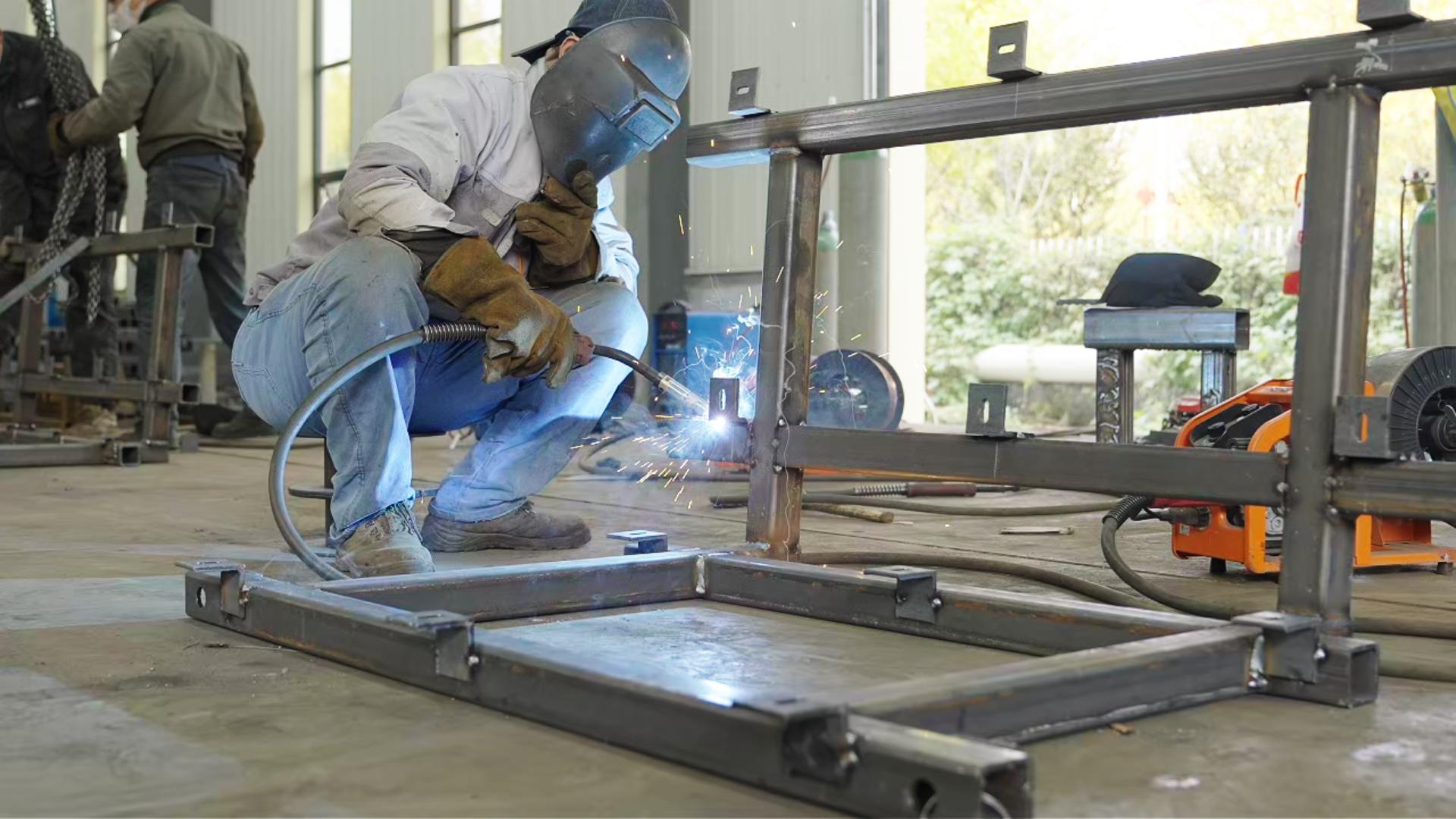 杭州湾跨海铁路桥配套工程的钢筋加工场