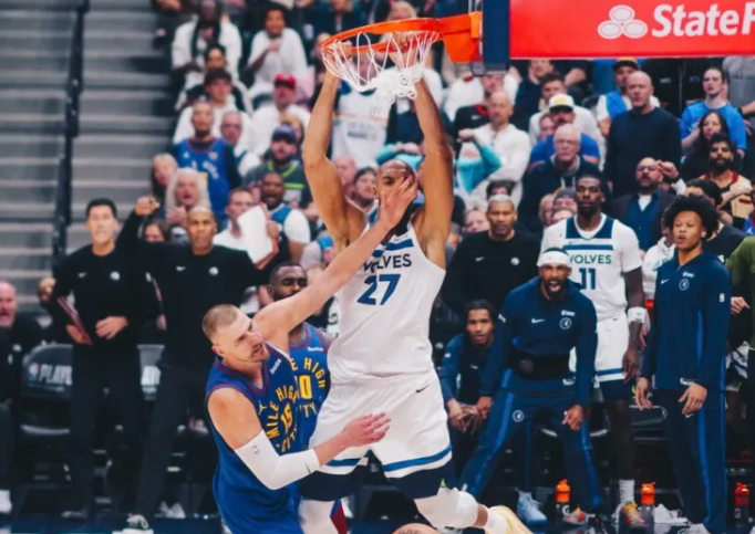 NBA季后赛，森林狼主帅克里斯-芬奇接受了记者采访，谈到了鲁迪-戈贝尔：“他居然