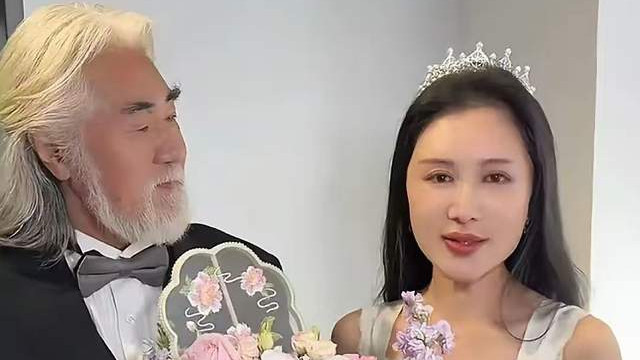 张纪中为给老婆庆祝44岁生日，特意精心打扮，当众亲吻很是懂浪漫