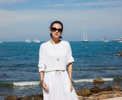 下了飞机，就去海边拍摄了一组写真