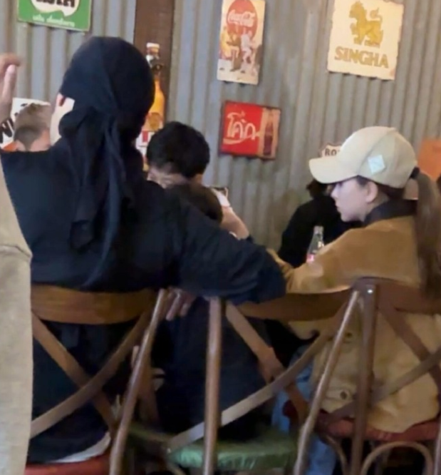 澳大利亚偶遇周杰伦一家子在餐馆用餐
看到这一副场景，让人感觉好温馨呀
人生的幸福