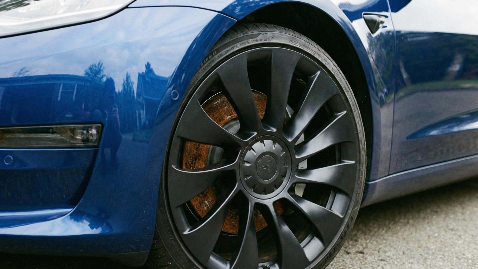 铸铁刹车盘的时代结束了？在新能源车上，RF RACER 用“碳陶”重写驾驶逻辑