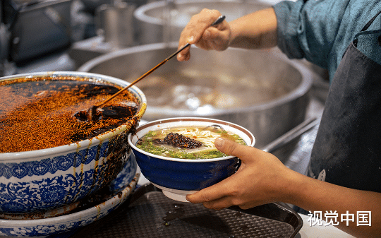 牛肉面里根本没肉，消费者反手给了五星好评，结果反被商家打了，还要起诉他