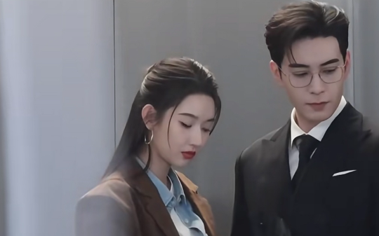 眼盲十四年，相亲撞上电梯坠毁，睁眼竟重回古代十四岁，相亲对象也穿过来了！