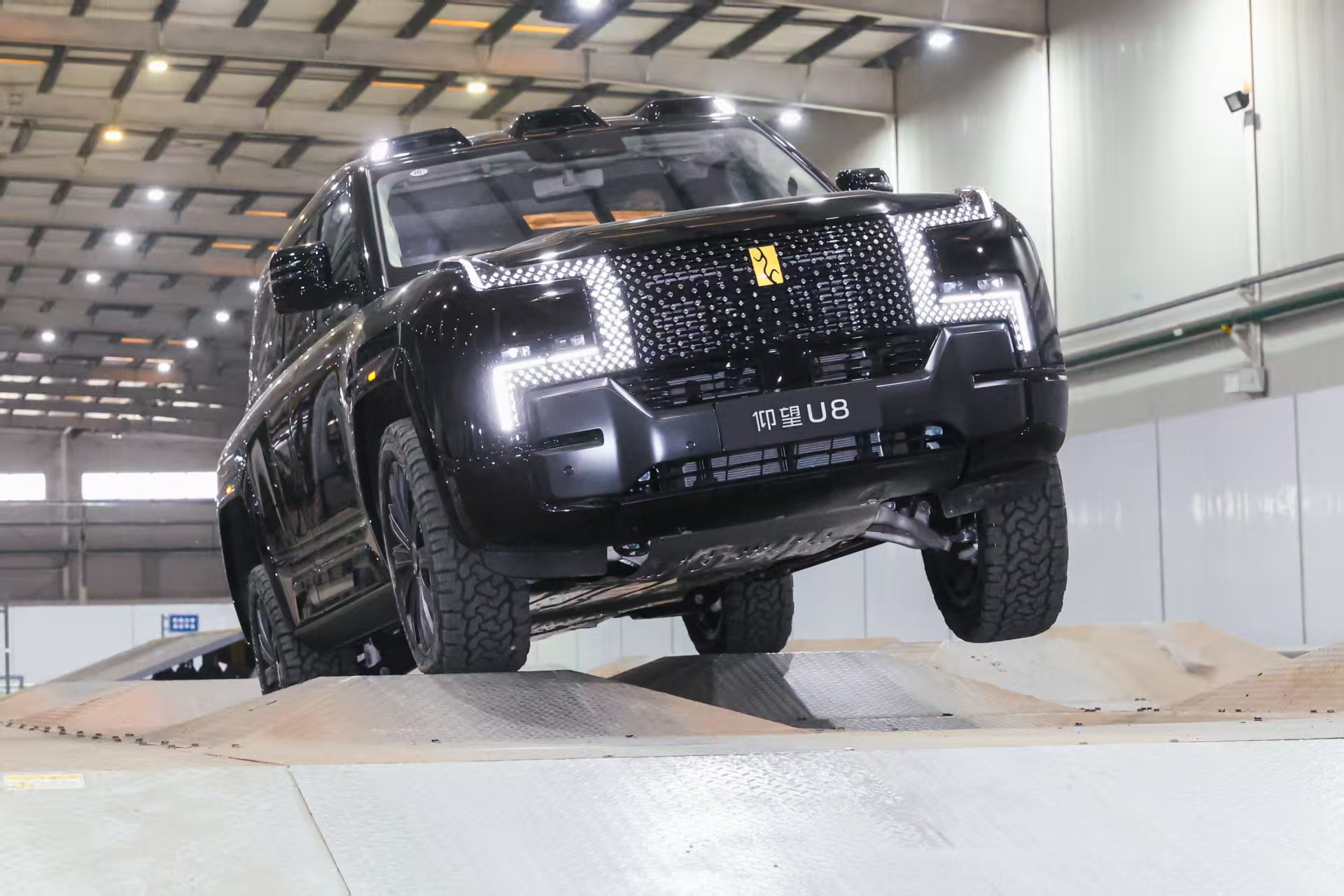 比亚迪把天门山、成佛坡等100+极限越野场景，搬进12000㎡室内越野开发中心，