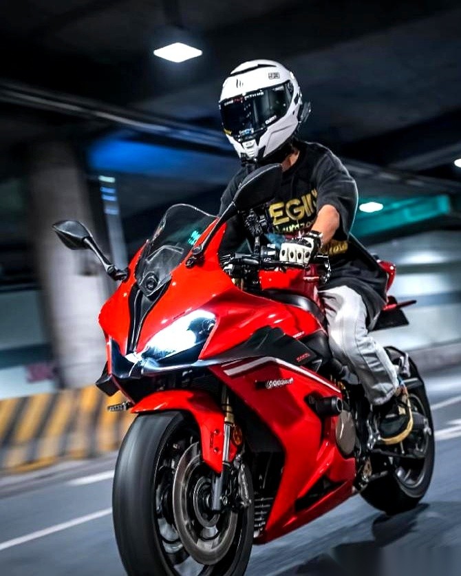 “嘭！”一声巨响，不是撞车，是赛场规则直接被国产摩托炸开了！荷兰阿森TT赛道，全