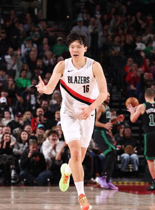 杨瀚森这赛季在NBA打得挺难，场均才2.2分1.5个篮板，投篮命中率刚过三成，确