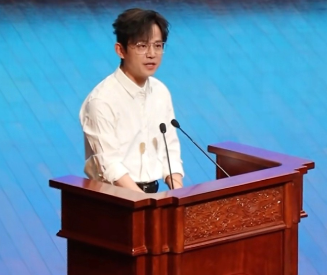 主持人何炅引发了网友热议
原因是他低调现身浙江大学，一身简约正装，气质干净又儒雅