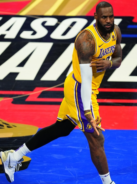 詹姆斯上场时间最高是最逆天的，输赢都是次要的，打雷霆伤了两个主力还不长记性。