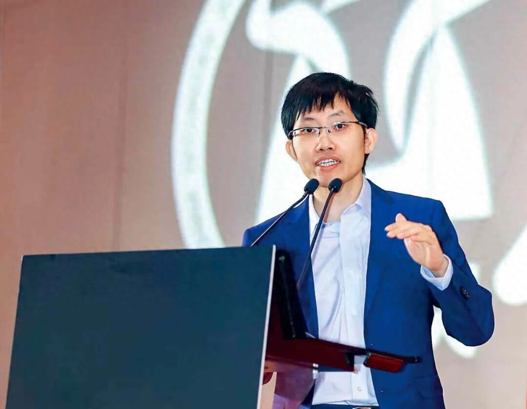 再次炸场，梁文锋的克制与代价