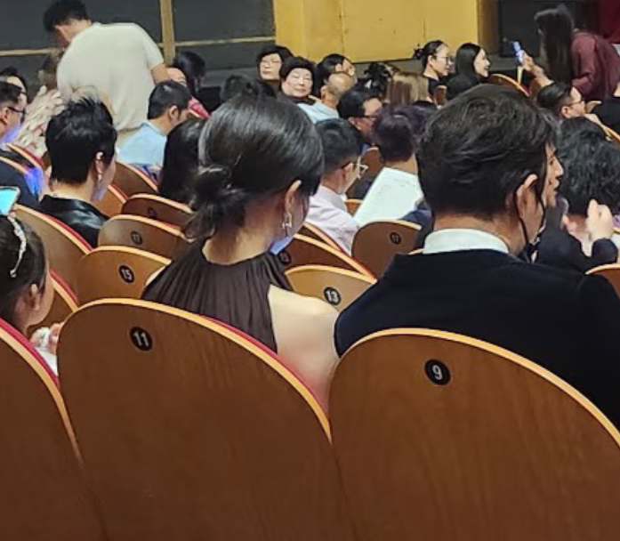 唐嫣和罗晋一起去看女儿表演了！俩人感情好的很，一家三口经常同框。
小小糖在上海大