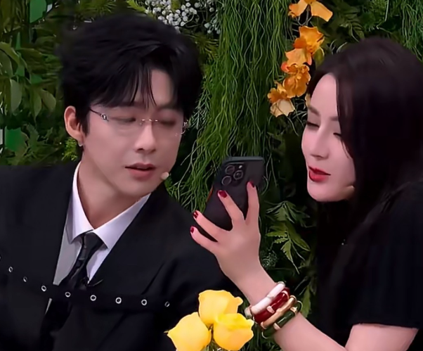 迪丽热巴陈飞宇剧宣
我磕到了迪丽热巴跟刘宇宁，他俩好搭！
在迪丽热巴身边的刘宇宁