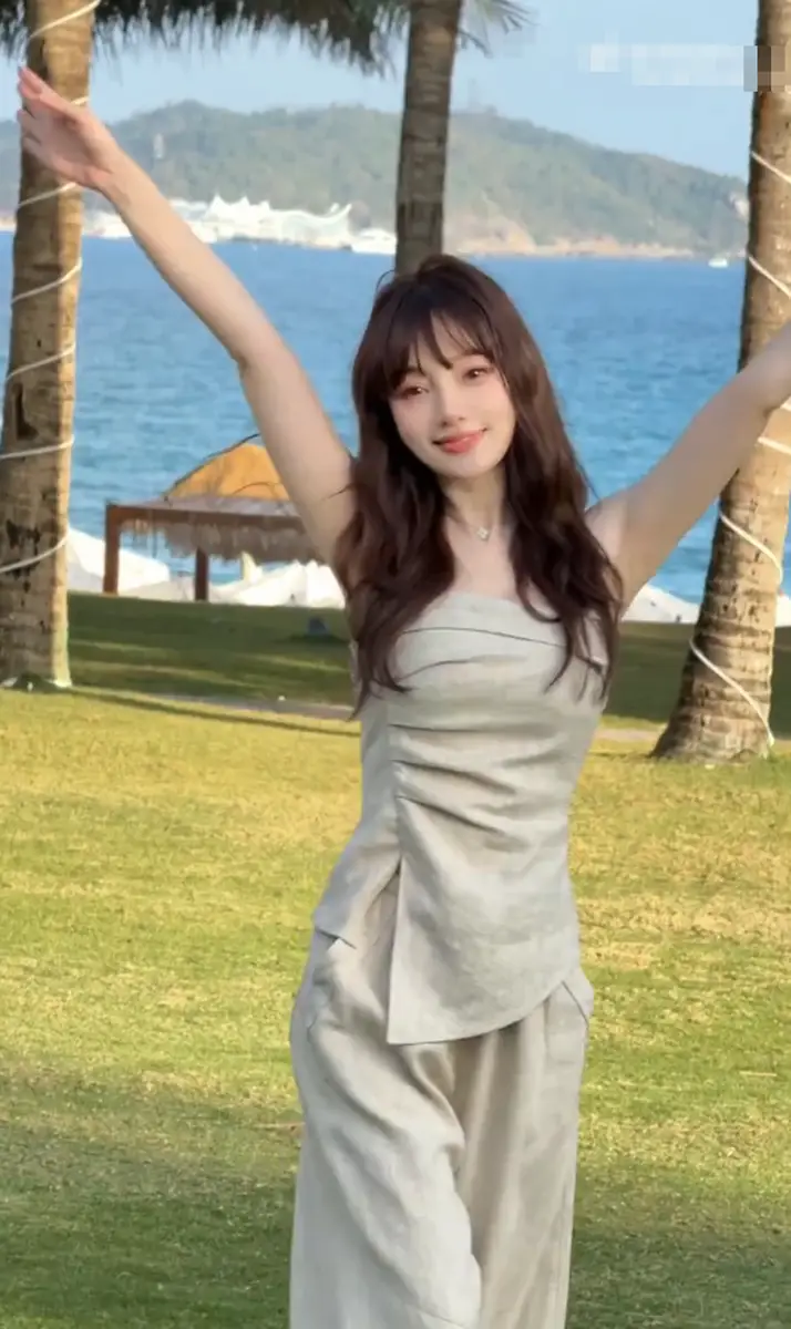 李小璐穿抹胸上衣漫步绿草地 展露曼妙身姿少女感十足