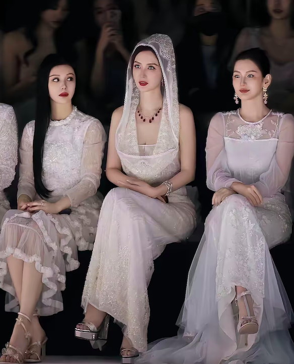 明明穿着同样的衣服戴着同样的头巾，但张萌和刘芸的对比却非常强烈。

两人参加上海