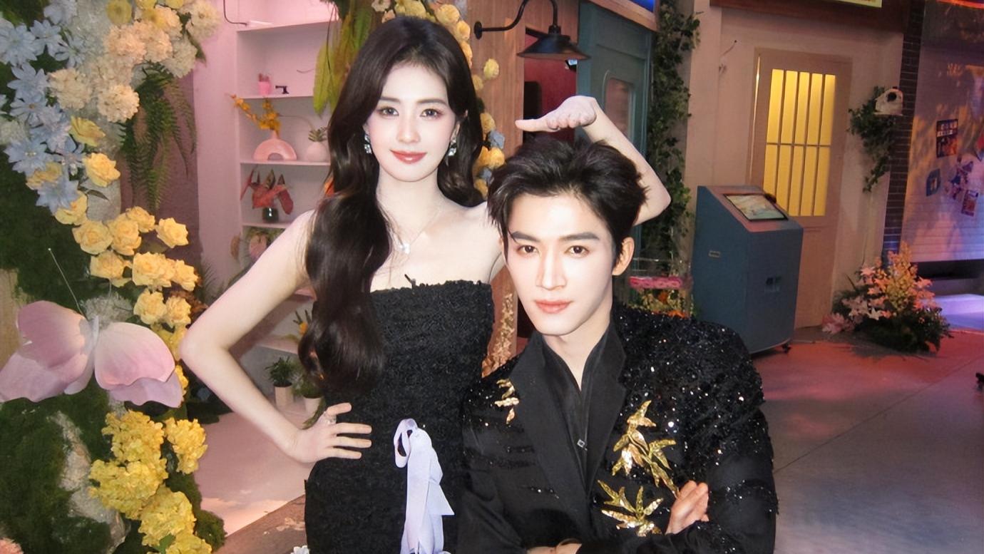 白鹿在《你好星期六》大玩撕名牌，李雪琴做卧底玩倒钩诬陷王星越