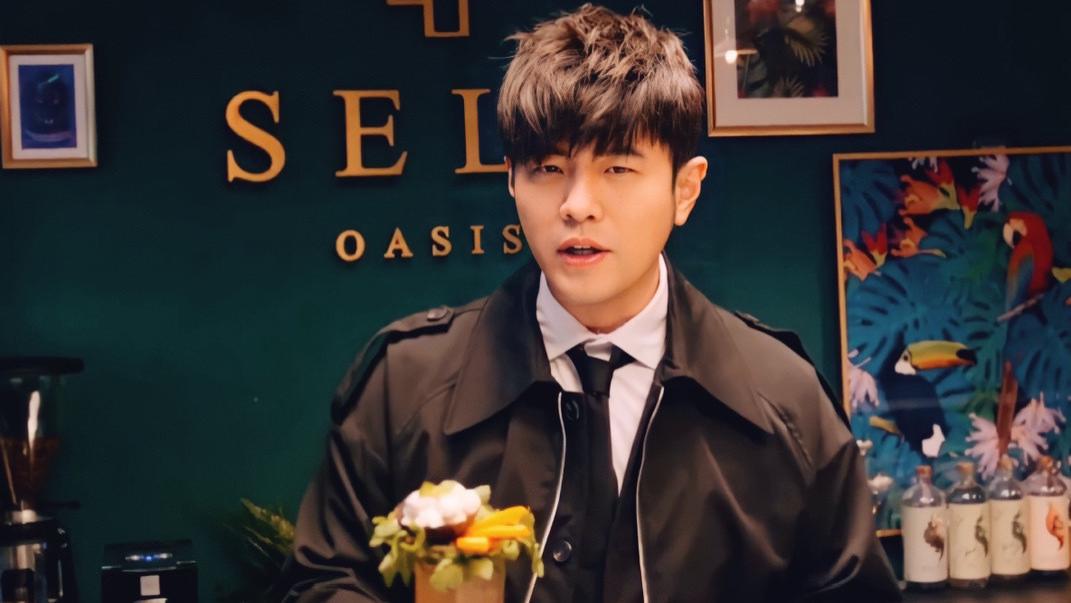 周杰伦网球业余赛夺冠！从表演赛惜败到捧杯，用热爱书写坚持