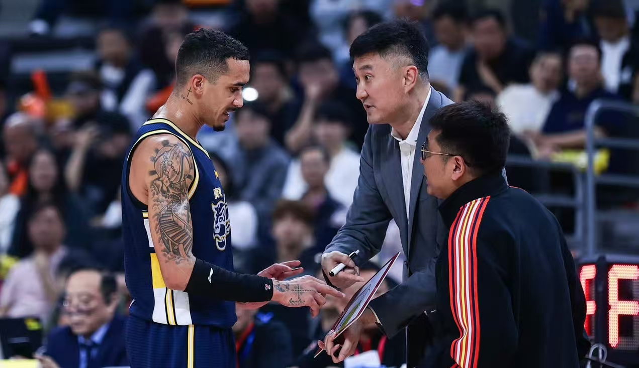 杜锋开始有点压不住外援，防守体系完全崩塌，两小将渐渐跌出轮换