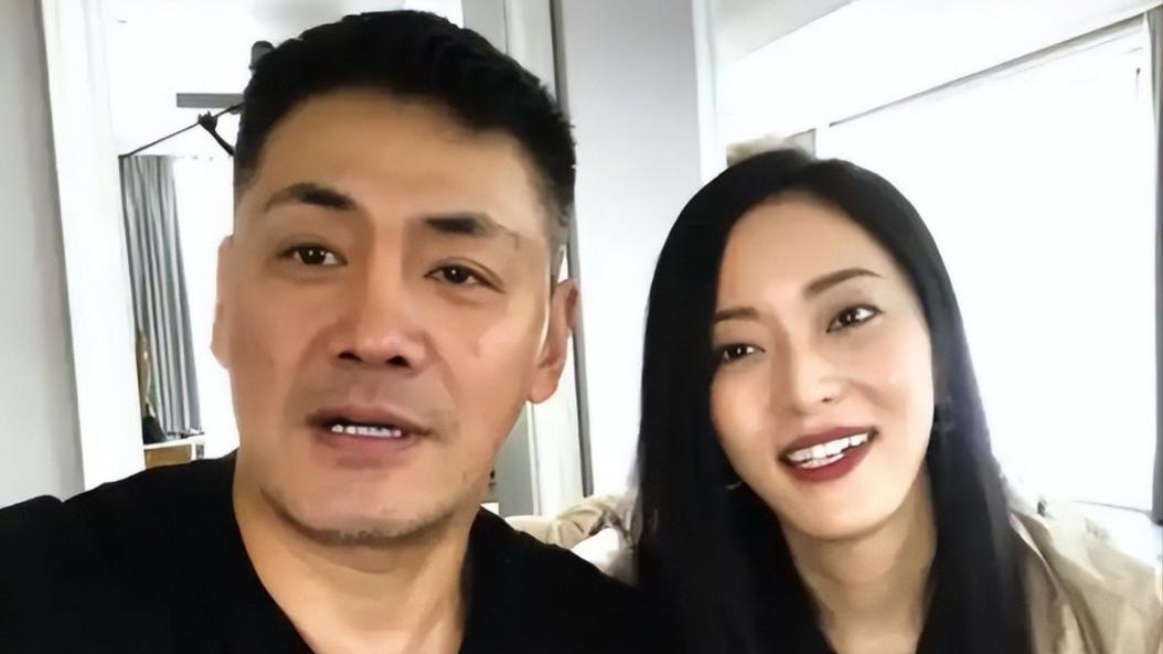 邵兵：落魄时娶小12岁张培，婚后生下龙凤胎，一家四口都是明星